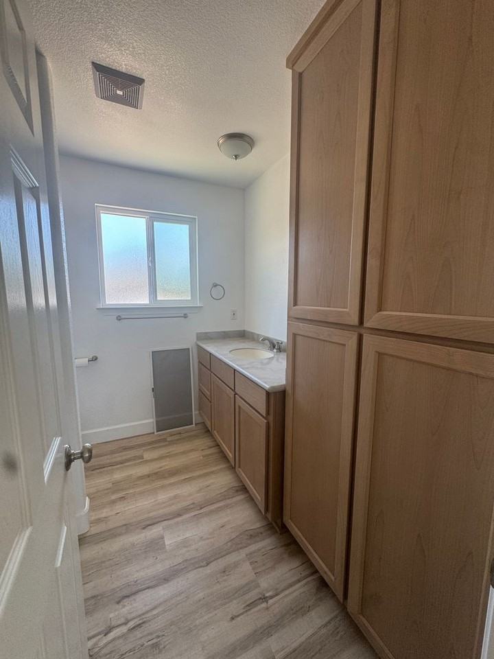 815 Walnut St - Photo 4 of 6