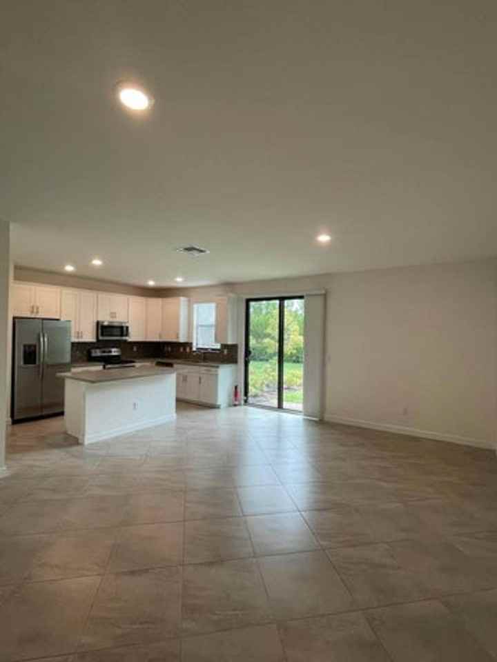 12932 Anthorne Ln - Photo 3 of 15