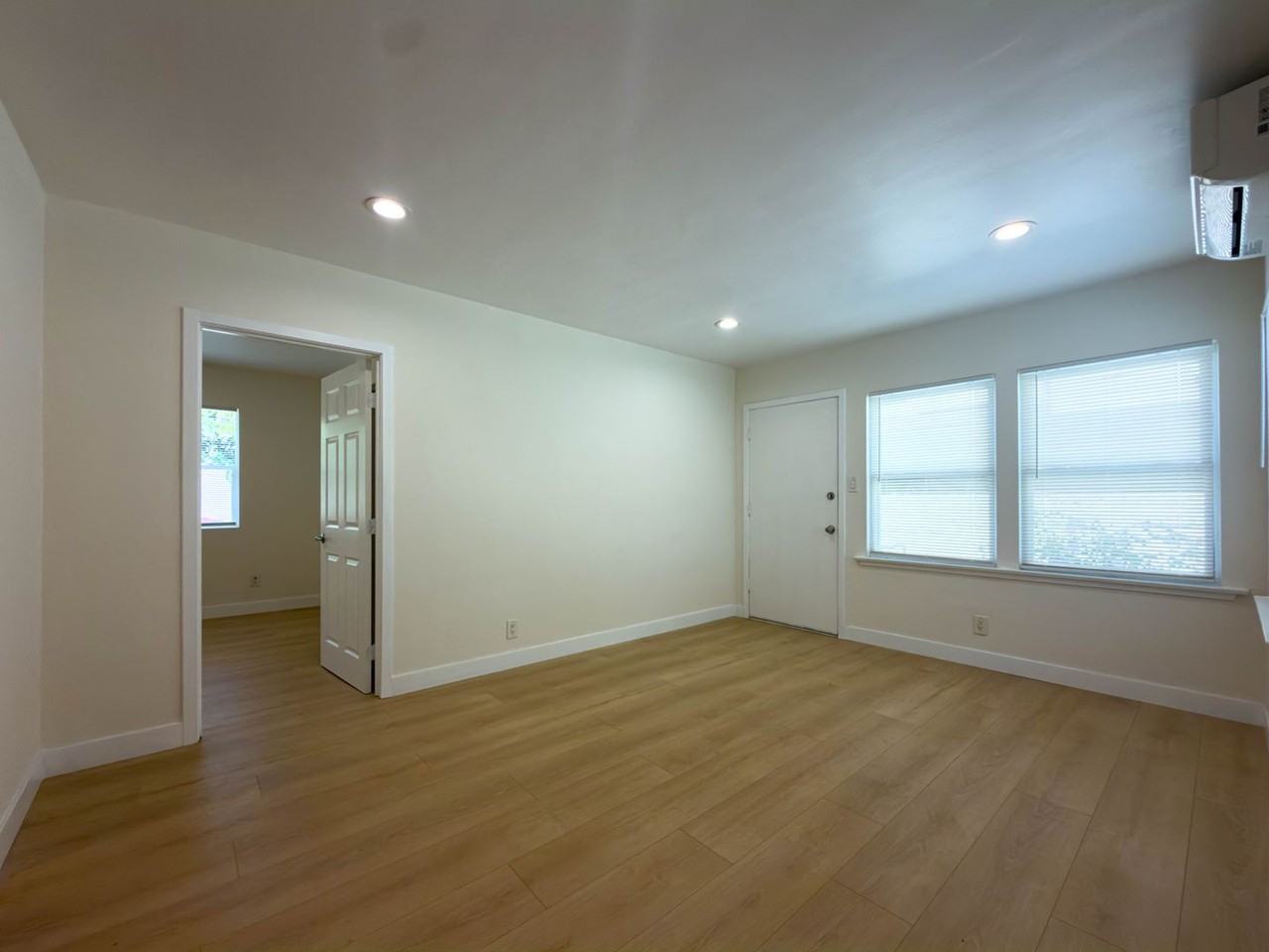 411 W Windsor Rd - Photo 4 of 14