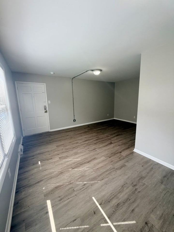 2339 Harrodsburg Rd - Photo 2 of 9