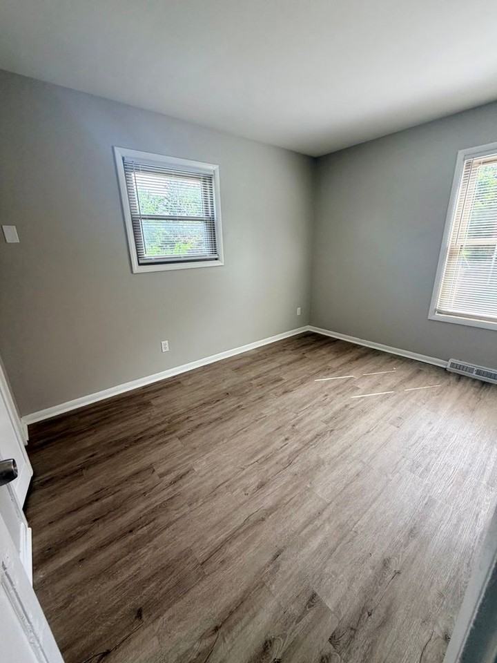 2339 Harrodsburg Rd - Photo 5 of 9