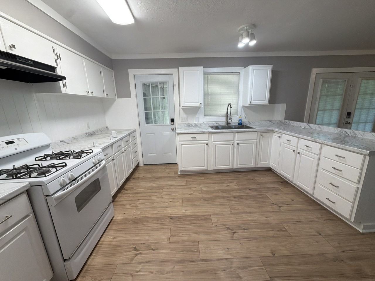 1610 Dudley Ln - Photo 2 of 19