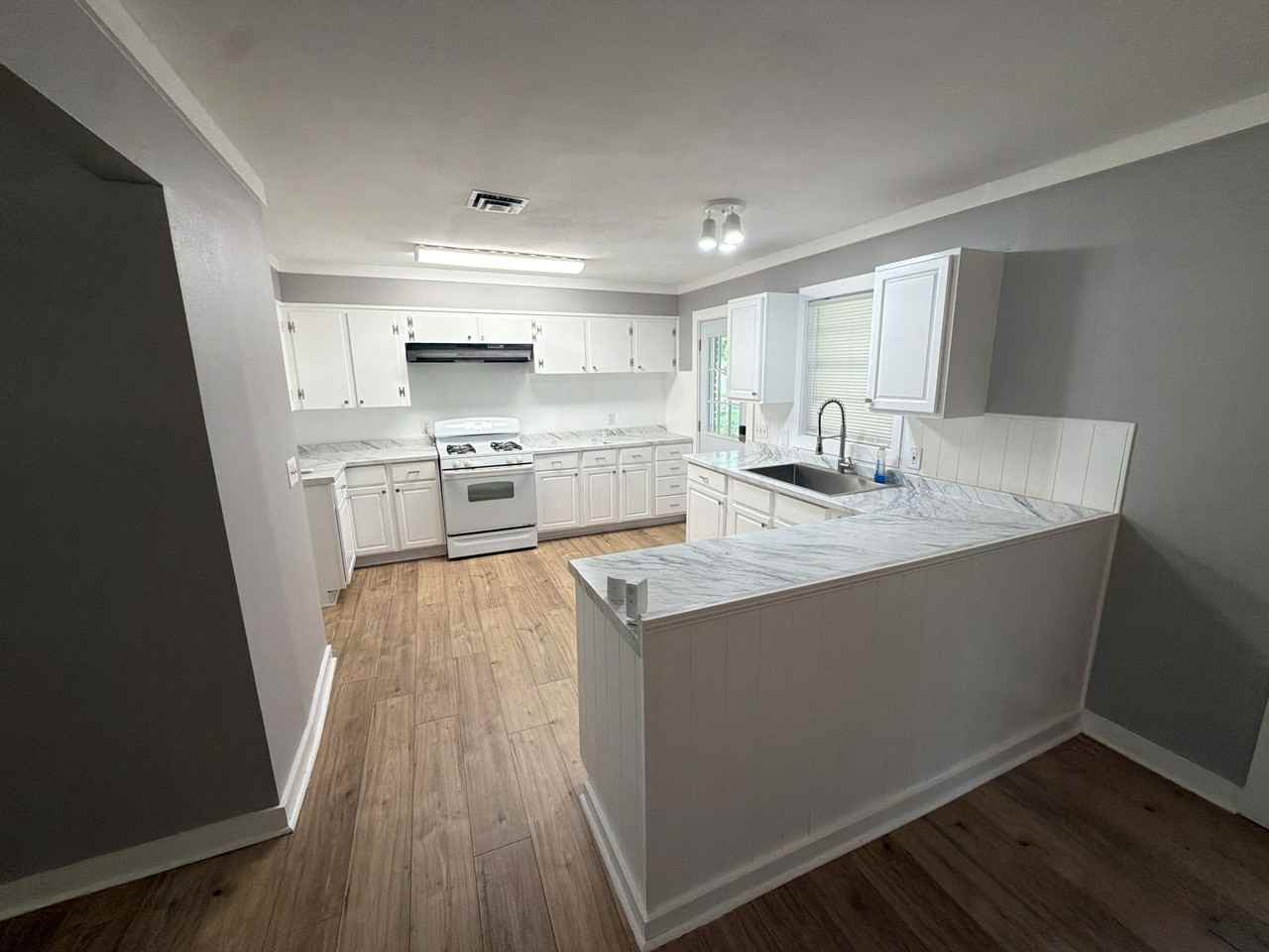 1610 Dudley Ln - Photo 3 of 19