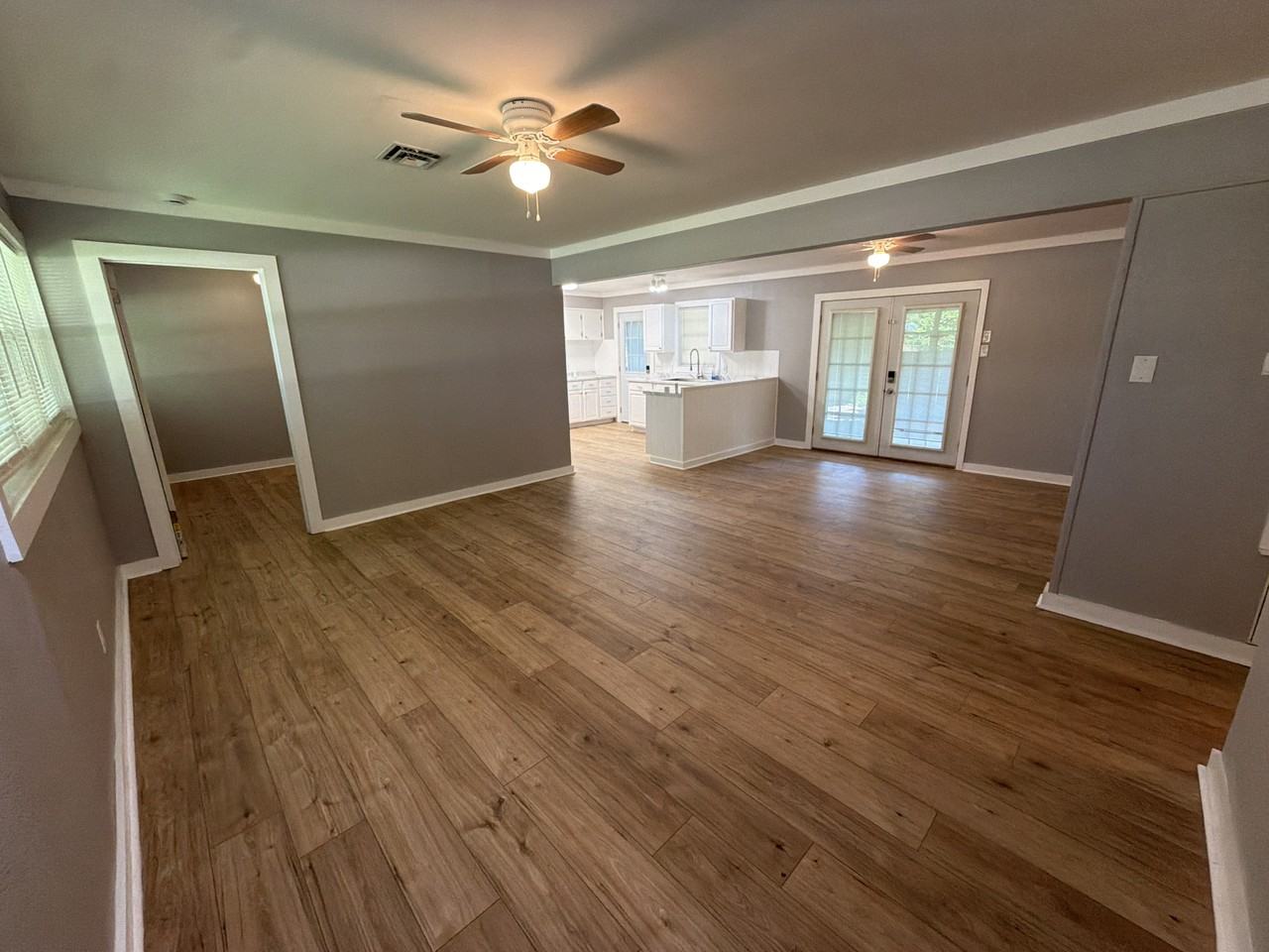 1610 Dudley Ln - Photo 4 of 19