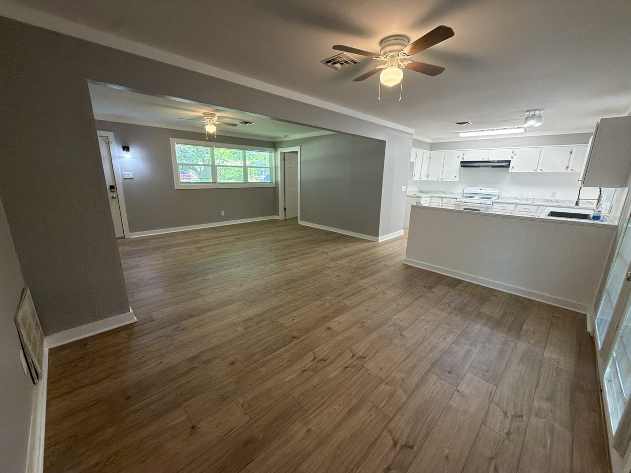 1610 Dudley Ln - Photo 5 of 19