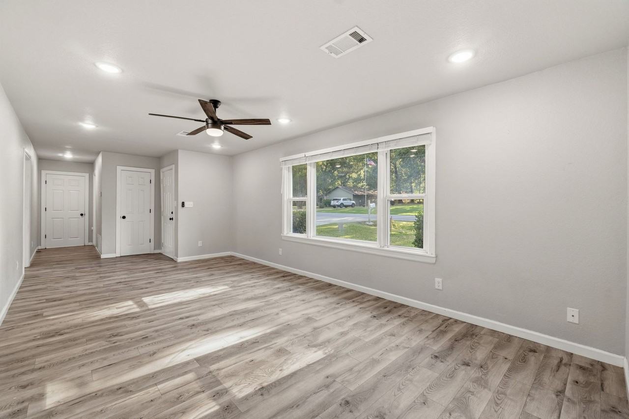 2305 S 46th St - Photo 4 of 26