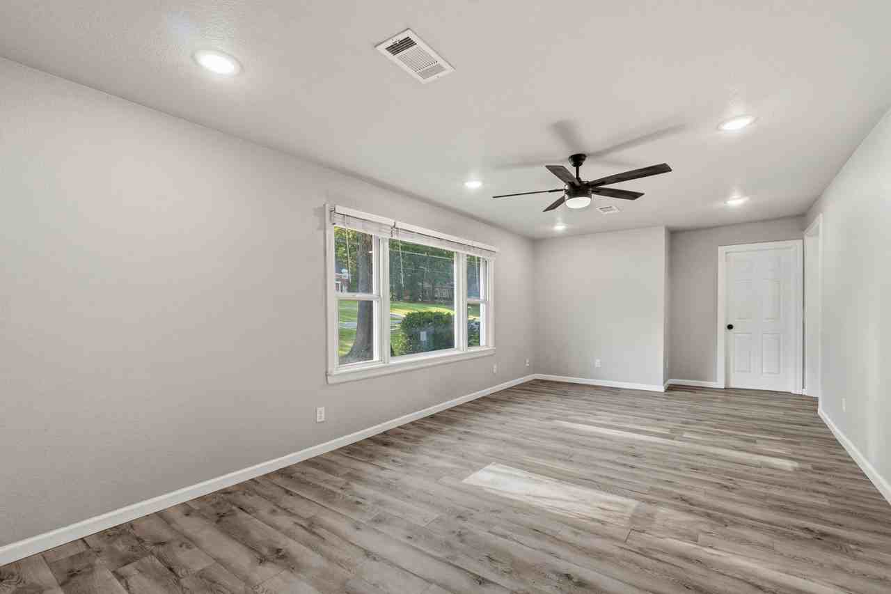 2305 S 46th St - Photo 6 of 26