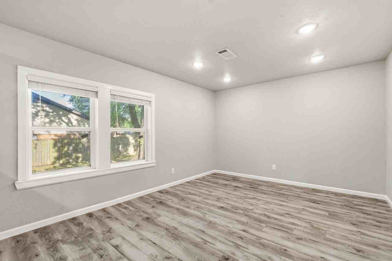 2305 S 46th St - Photo 7 of 26