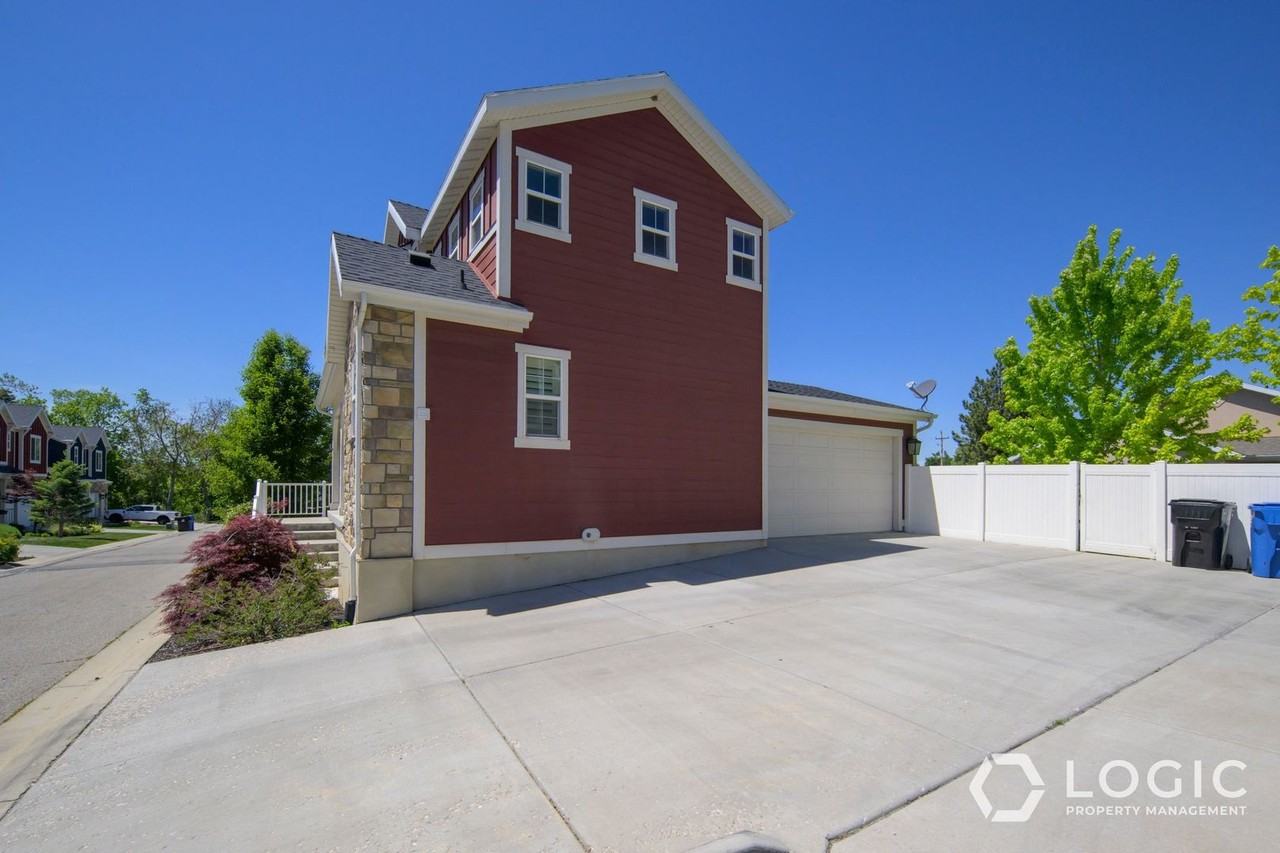 2263 E 4160 S - Photo 4 of 25