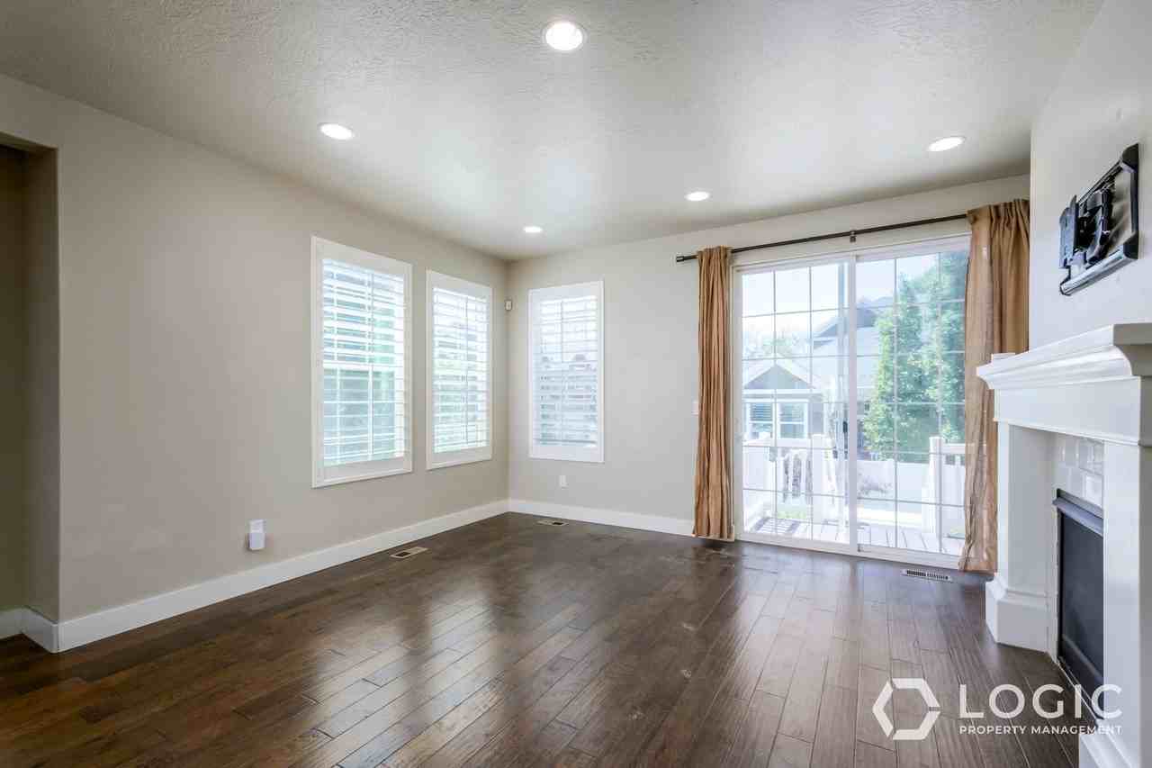 2263 E 4160 S - Photo 6 of 25