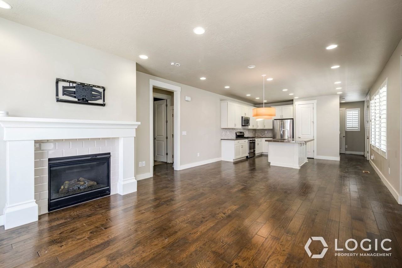 2263 E 4160 S - Photo 7 of 25