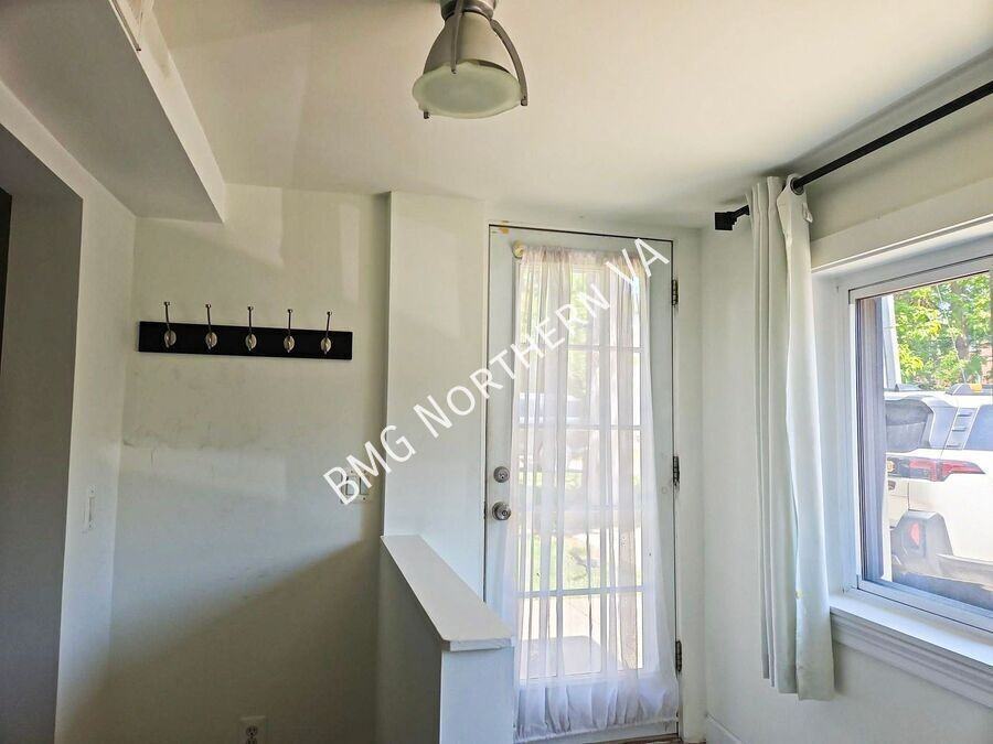 1127 N Stuart St #1 - Photo 3 of 17