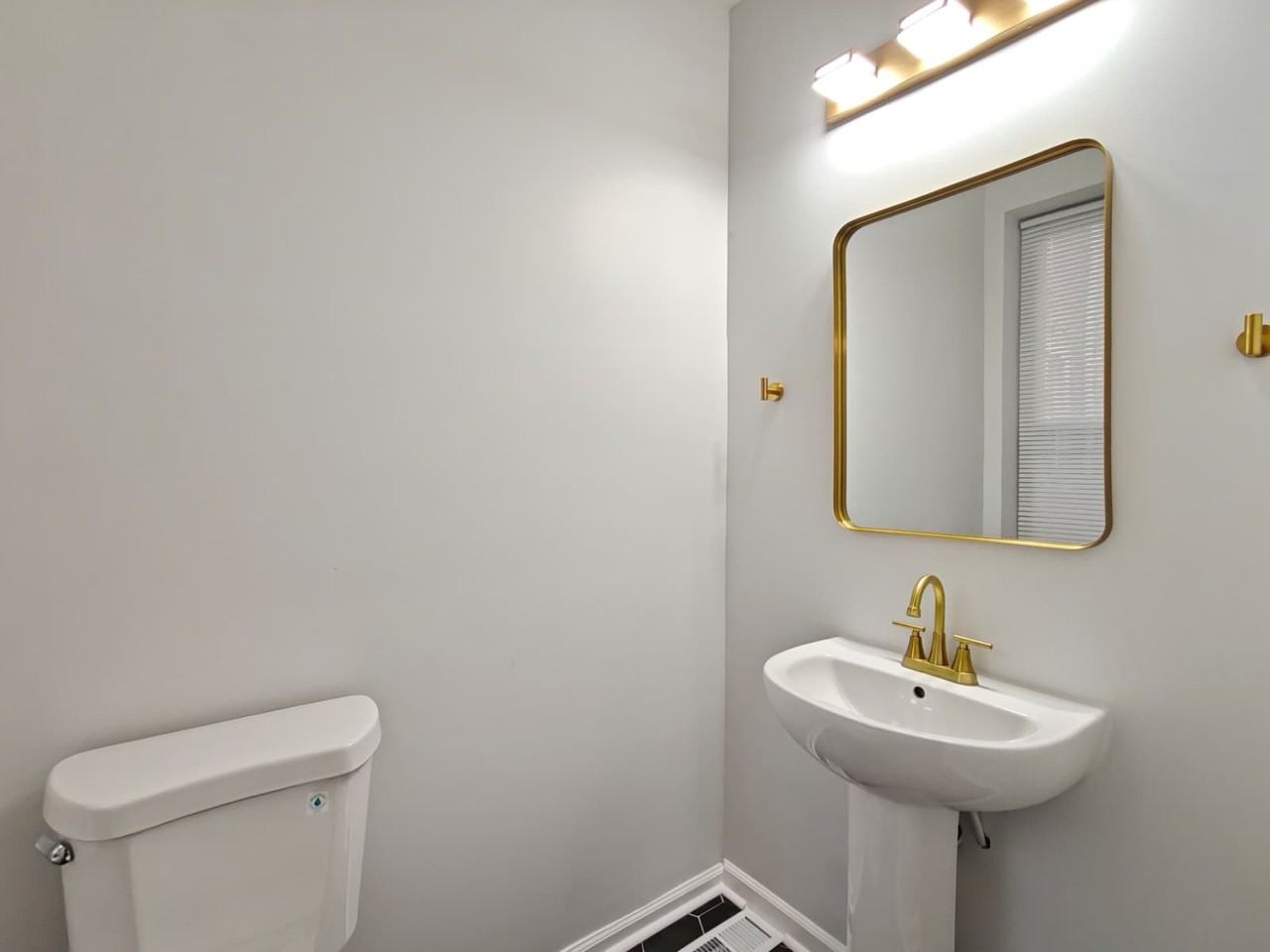 273 S Cecil St - Photo 5 of 10