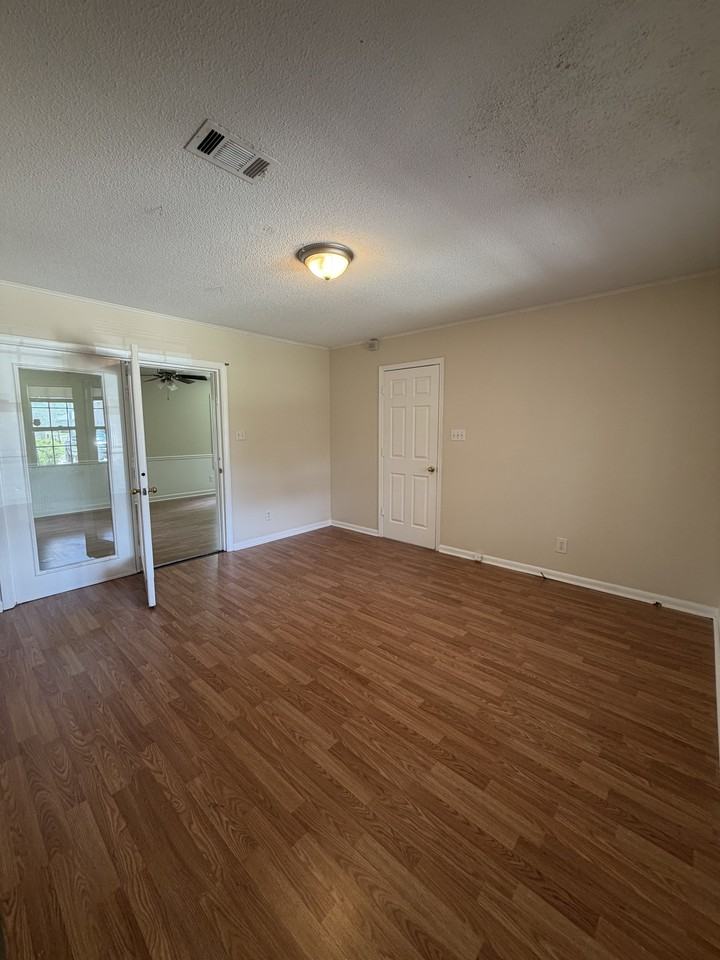 106 Scarborough Rd #1 - Photo 4 of 18