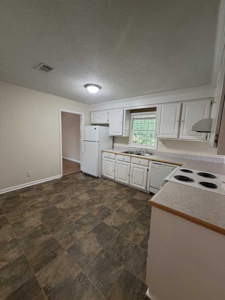 106 Scarborough Rd #1 - Photo 5 of 18