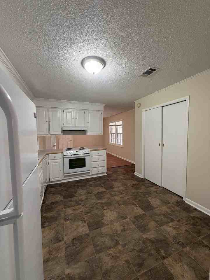 106 Scarborough Rd #1 - Photo 6 of 18