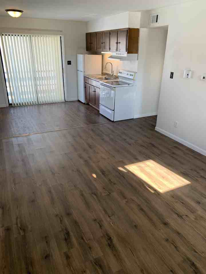 1004 South College Street - Photo 2 of 11