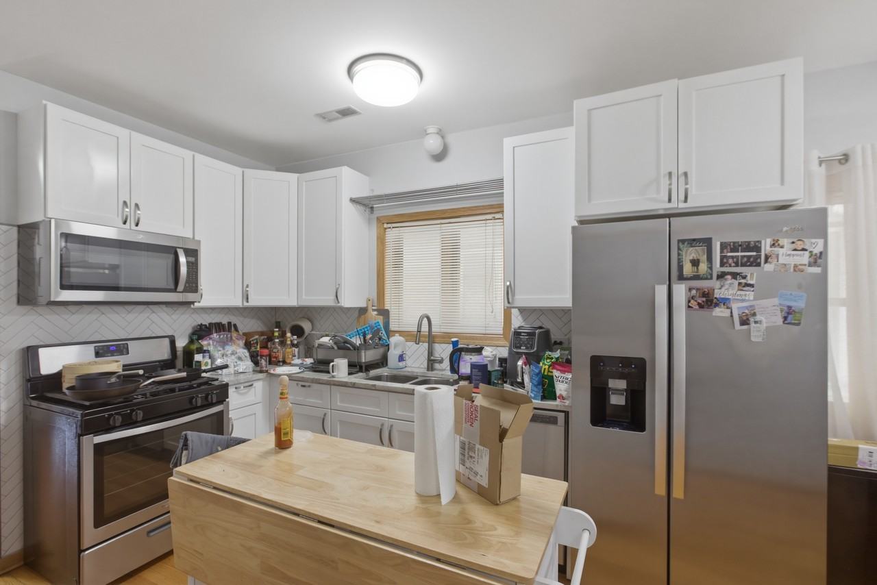 2033 W Huron St #2 - Photo 5 of 12