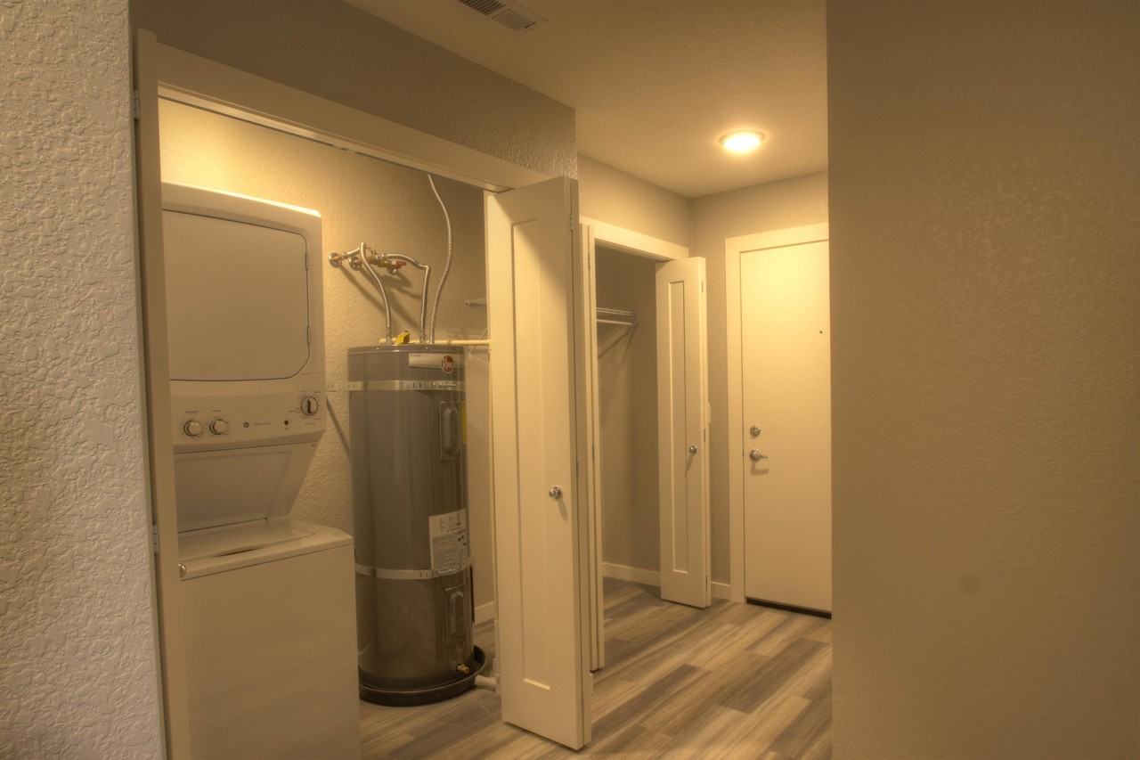 830 Crestmont Way - Photo 5 of 17