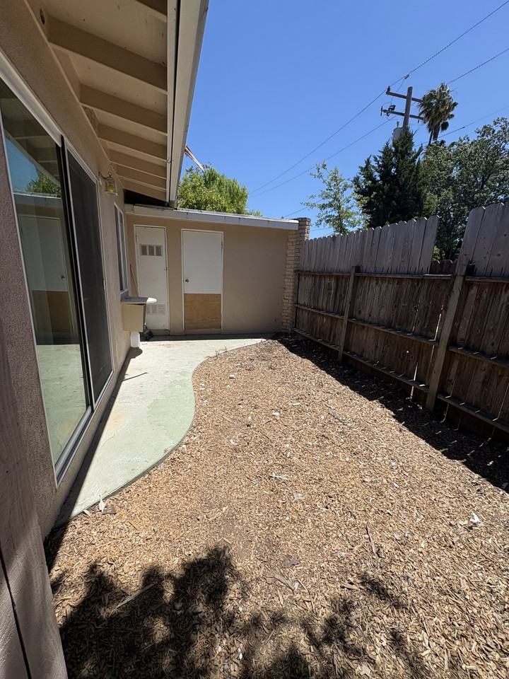 514 - 516 East Oak Street - Photo 2 of 30