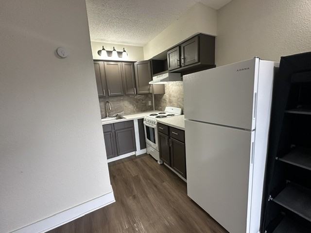 45 South West End Boulevard - Photo 3 of 50