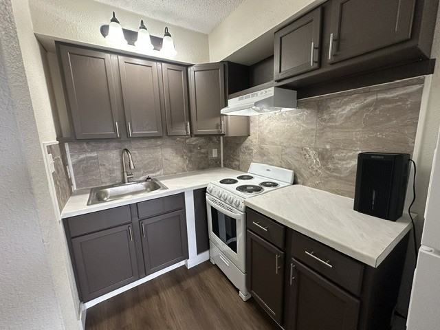 45 South West End Boulevard - Photo 4 of 50