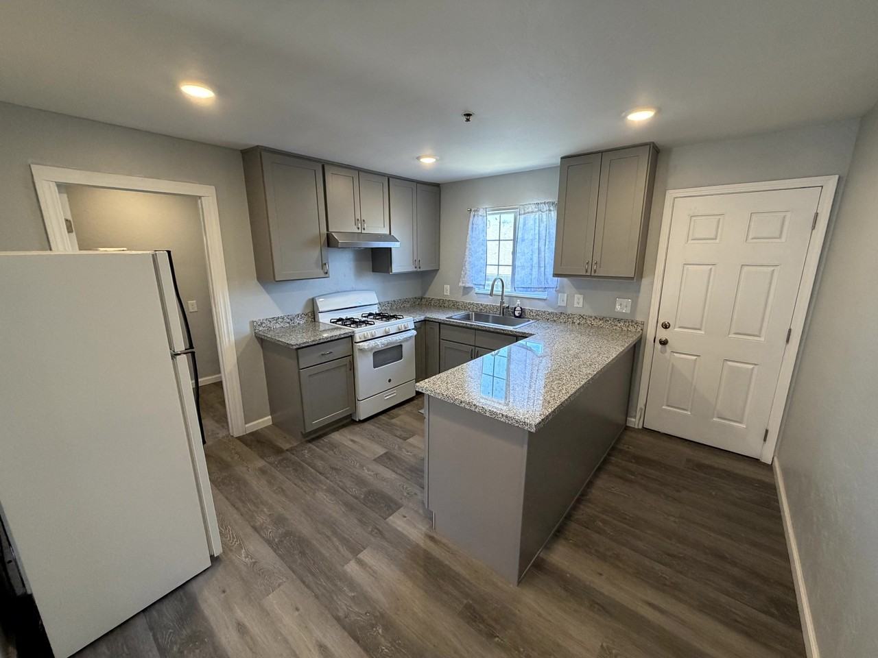 890 Rider Ave - Photo 3 of 20