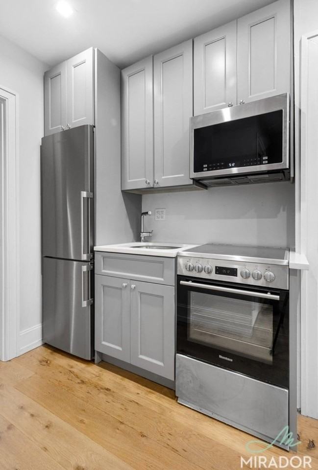 221 E 10th St - Photo 3 of 10