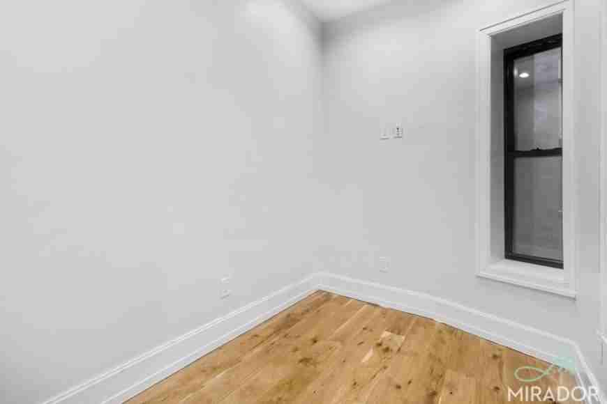 221 E 10th St - Photo 7 of 10