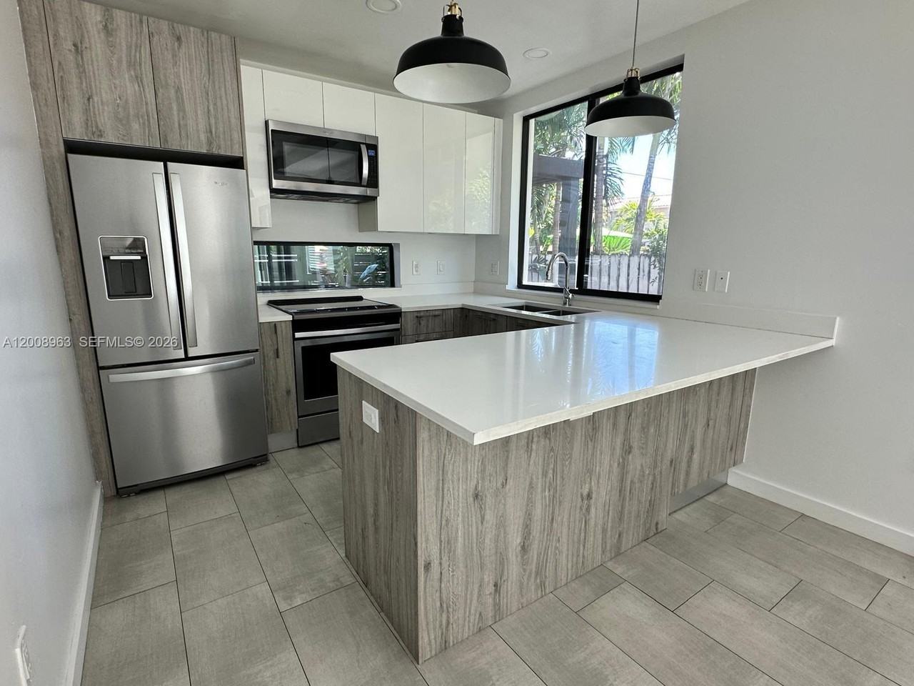 Ne 15th Ave - Photo 2 of 8