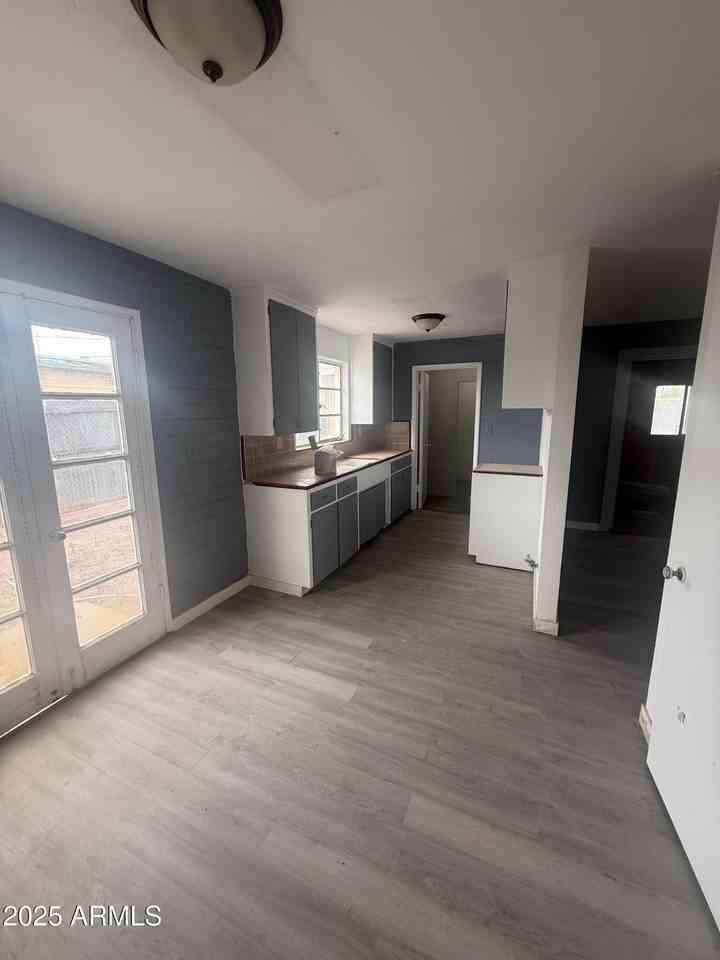 204 N E St - Photo 4 of 7