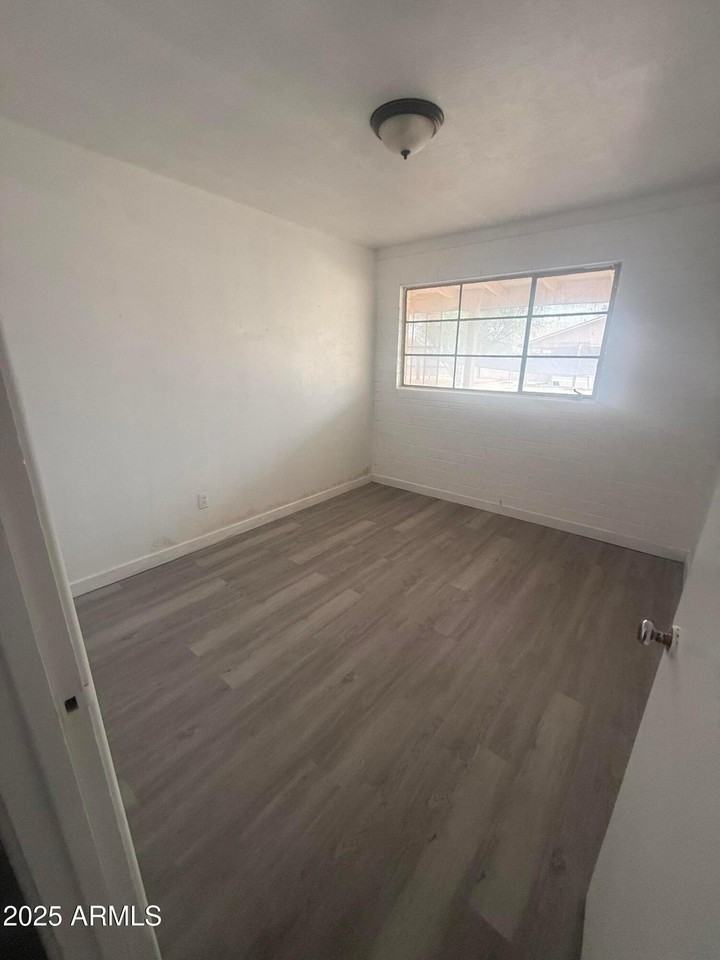 204 N E St - Photo 7 of 7
