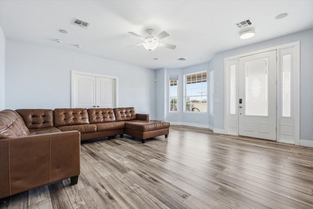 20305 W Peakview Rd - Photo 5 of 37