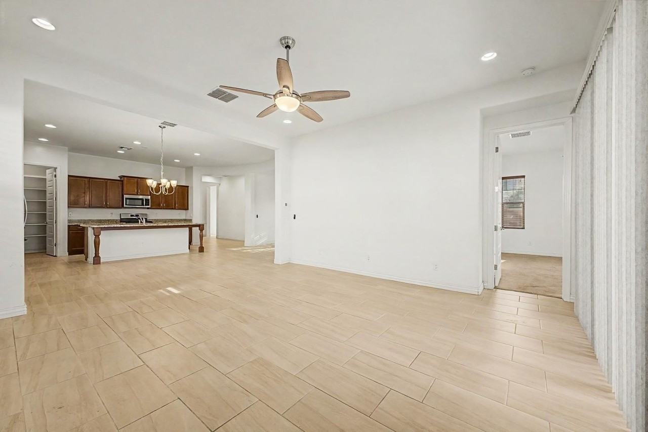 234 W Beverly Ln - Photo 4 of 27