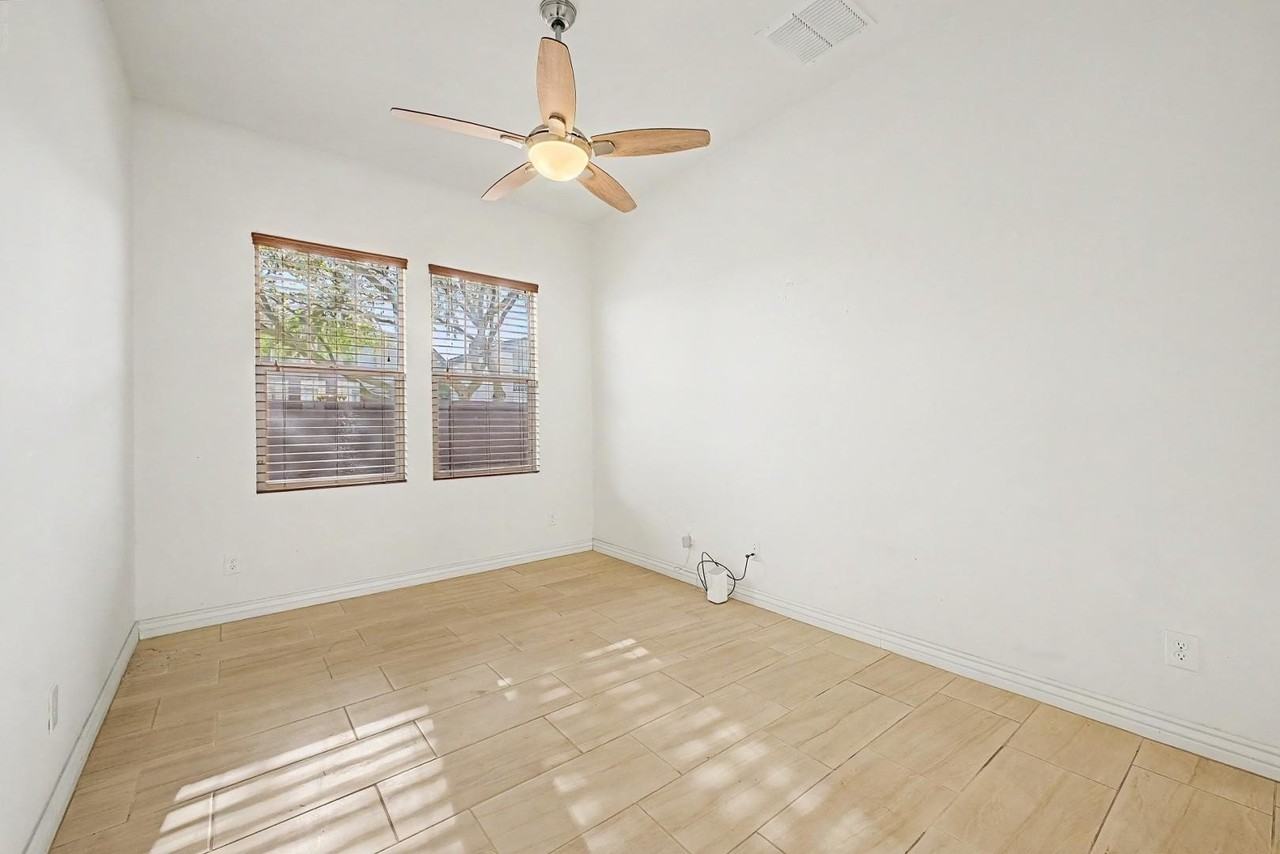 234 W Beverly Ln - Photo 5 of 27