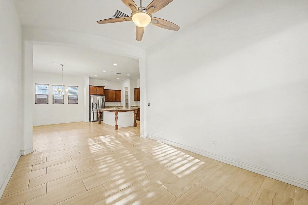 234 W Beverly Ln - Photo 6 of 27