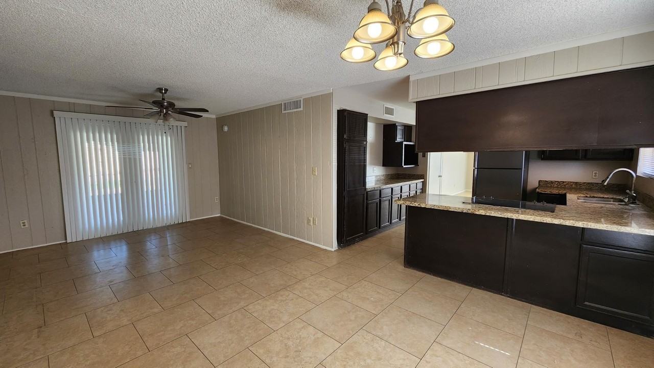 106 E Duke Dr - Photo 2 of 3