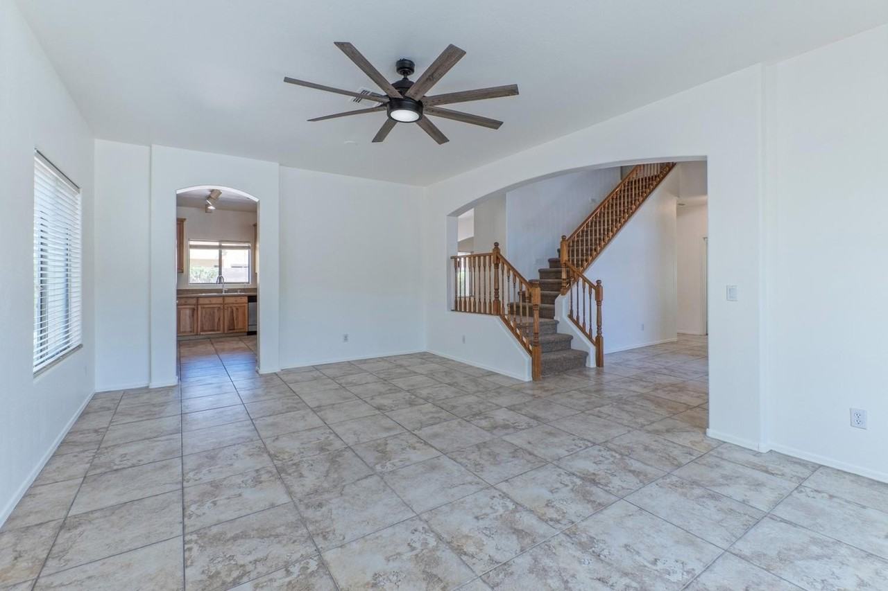 17856 W Watson Ln - Photo 4 of 26