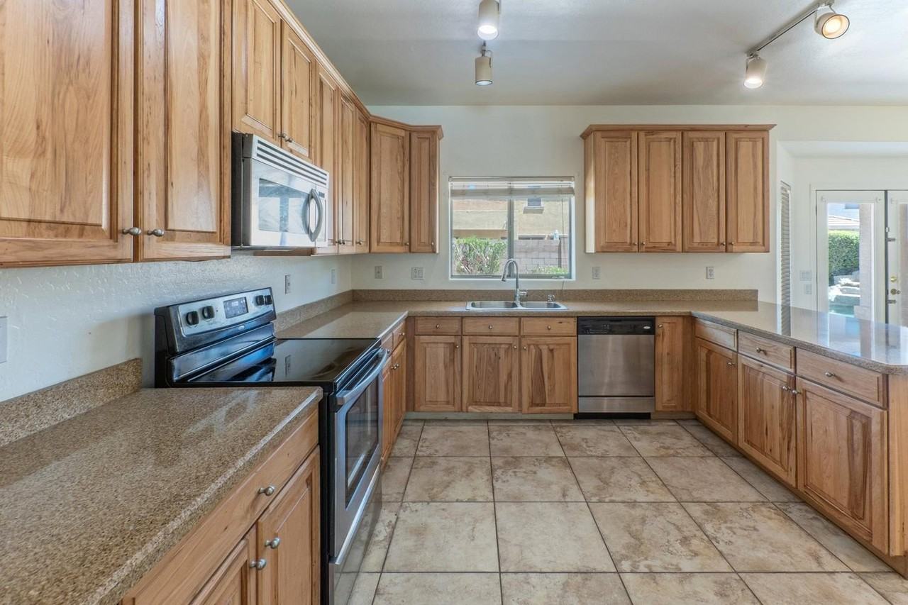 17856 W Watson Ln - Photo 5 of 26