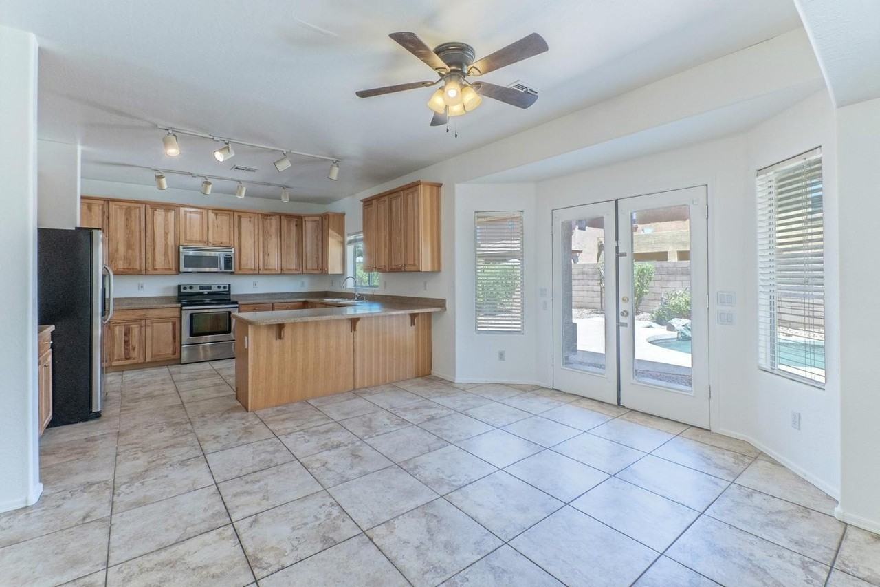 17856 W Watson Ln - Photo 6 of 26