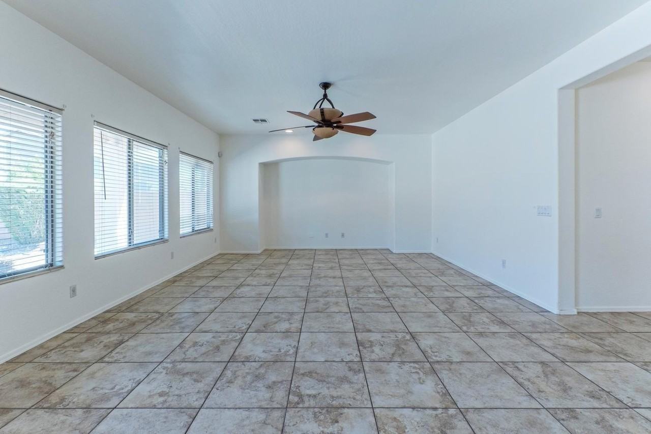 17856 W Watson Ln - Photo 7 of 26
