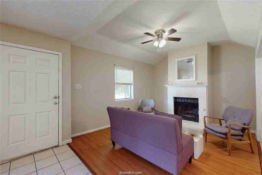 908 Water Locust Dr - Photo 3 of 20