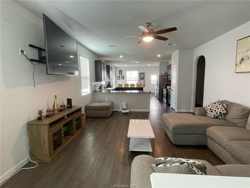 985 Marquis Dr - Photo 3 of 11