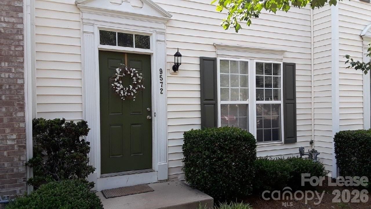 9572 Blossom Hill Dr - Photo 3 of 28