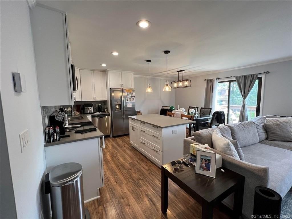 255 Strawberry Hill Ave #E4 - Photo 4 of 14