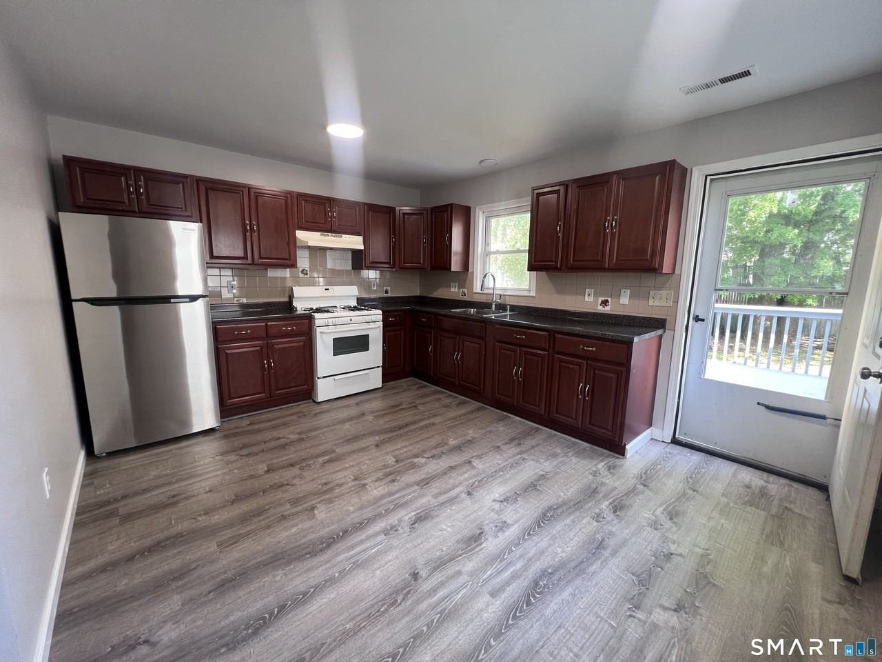 95 Shell St - Photo 5 of 34
