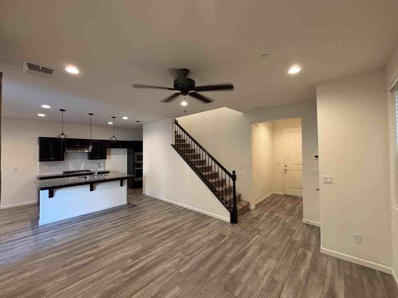 827 Fir St W - Photo 4 of 50