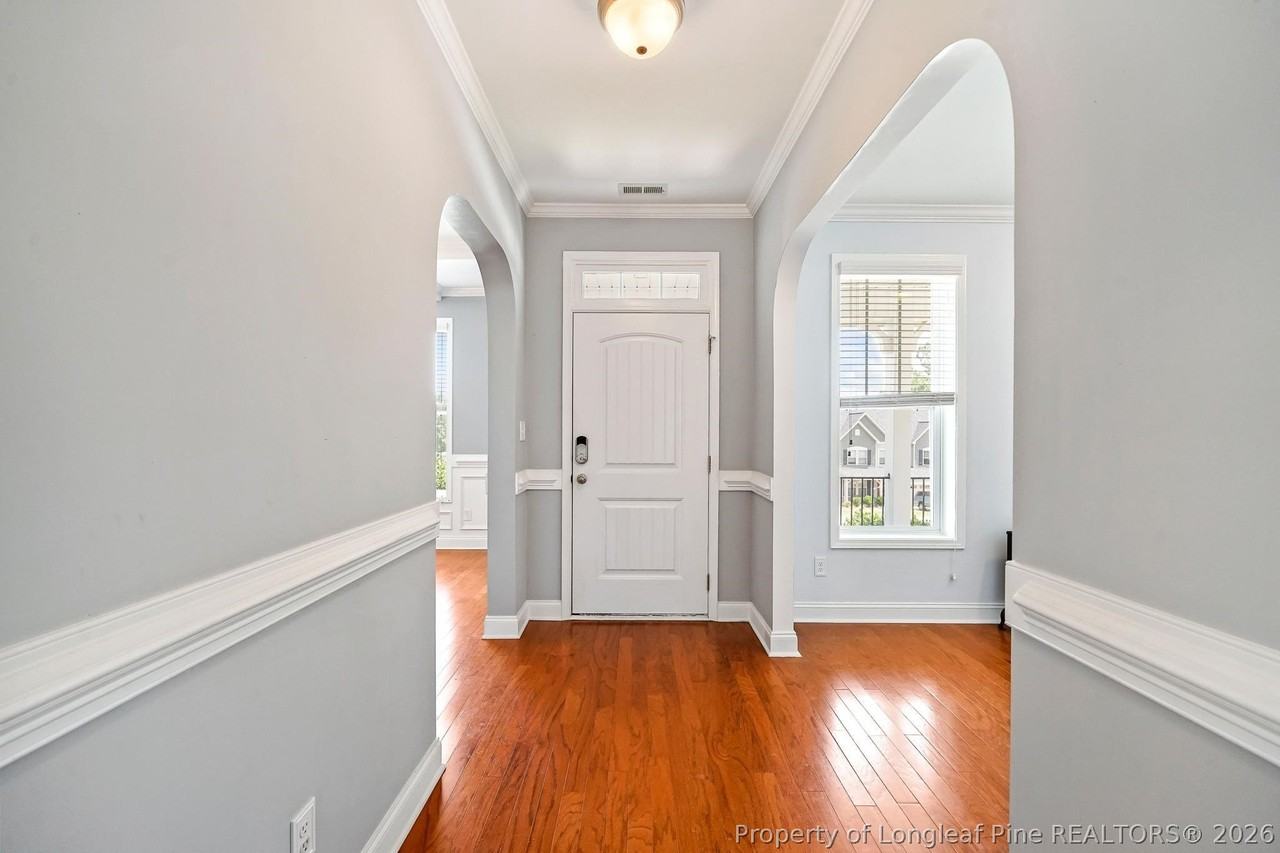 204 Executive Dr - Photo 2 of 32