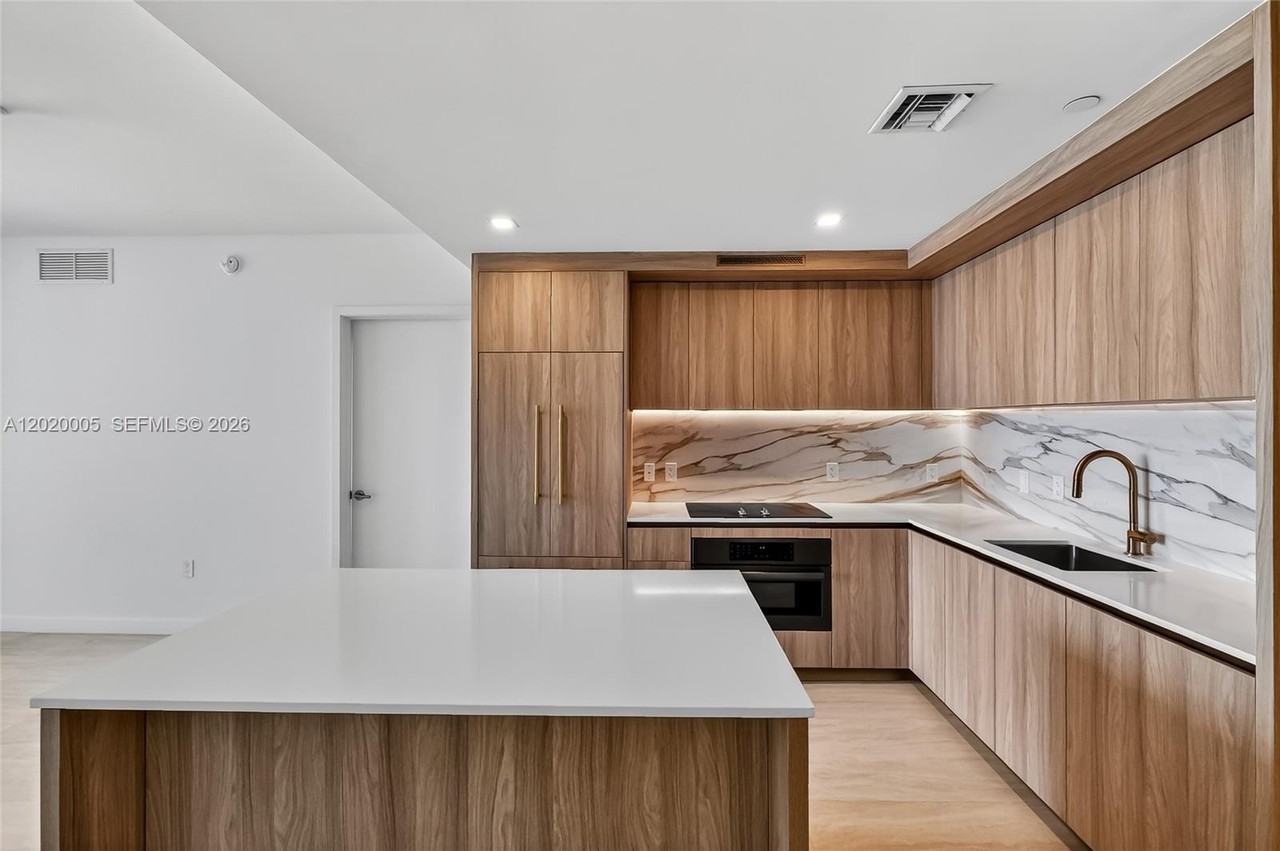 77 5th St #4202 - Photo 3 of 8