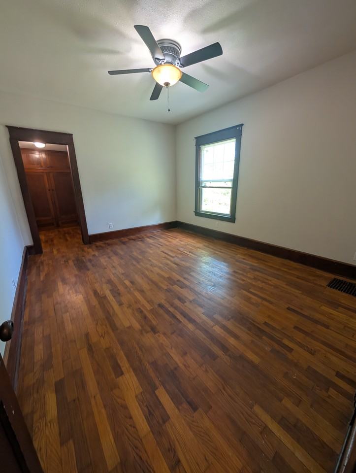 300 Sw Broadmoor Ave #1 - Photo 7 of 22